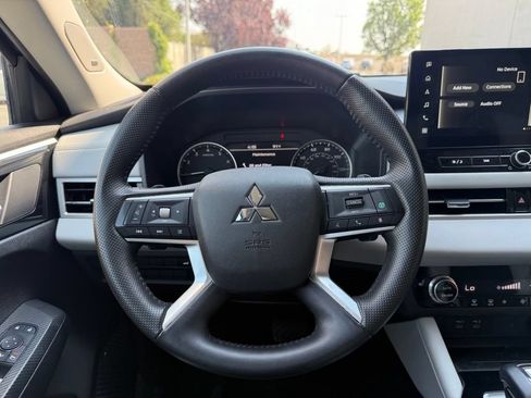 Used 2025 Mitsubishi Outlander SE AWD/4WD image 7