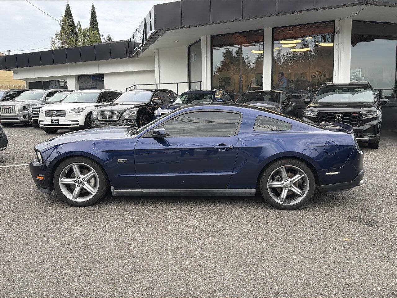 Used 2010 Ford Mustang GT Premium RWD image 3