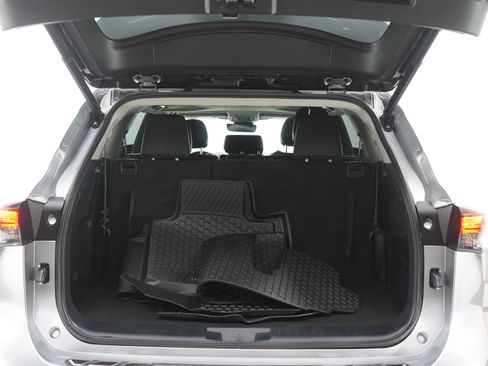 Used 2023 Toyota Highlander XLE image 17