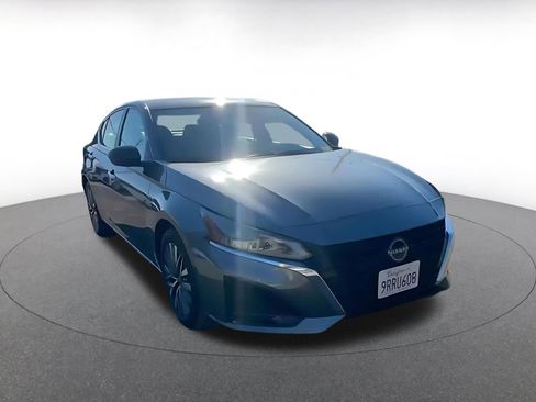 Used 2025 Nissan Altima 2.5 SV image 3