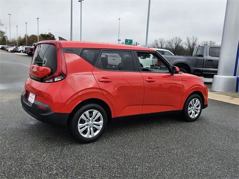 Used 2022 Kia Soul LX image 12