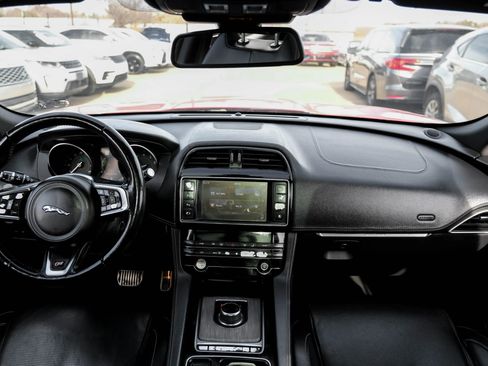 Used 2018 Jaguar F-PACE S image 19