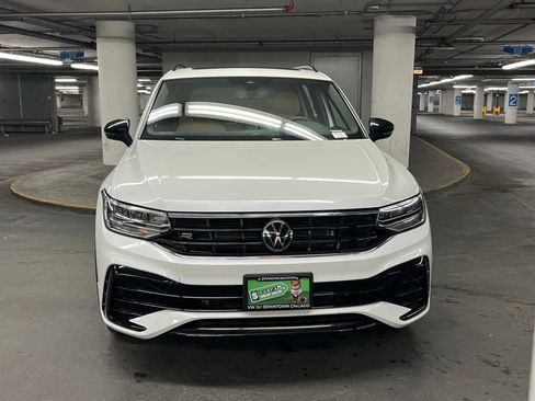 Certified 2022 Volkswagen Tiguan SE R-Line image 31