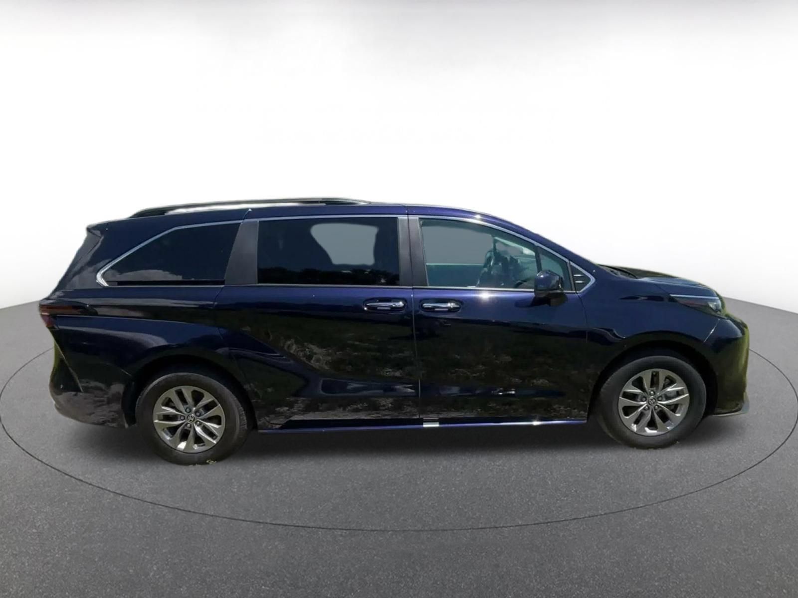 Used 2025 Toyota Sienna XLE FWD image 15