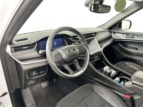 Used 2023 Jeep Grand Cherokee L Laredo image 9