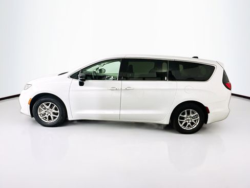 Used 2024 Chrysler Pacifica Touring-L image 4