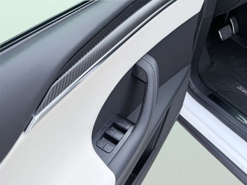 Used 2023 Tesla Model X Plaid image 21