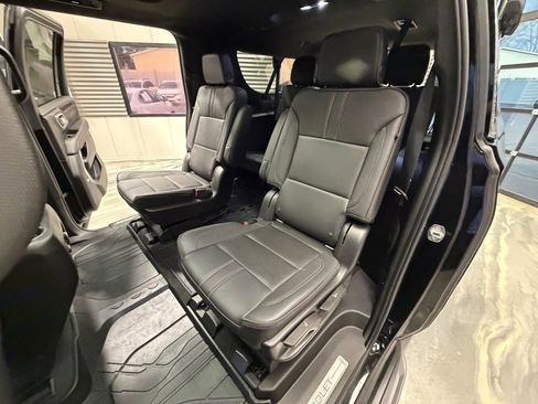 Used 2022 Chevrolet Suburban RST w/ Sport Performance Package image 9