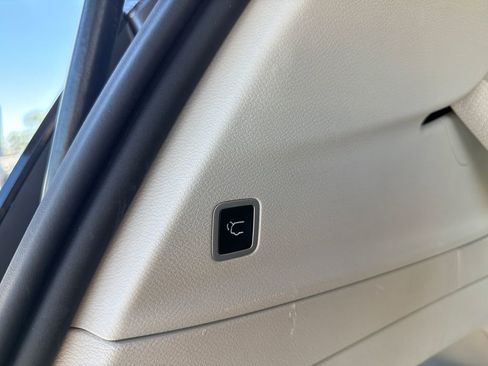 Used 2023 Chrysler Pacifica Touring-L image 11