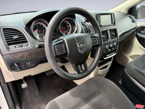Used 2019 Dodge Grand Caravan SE w/ UConnect Hands-Free Group FWD image 13
