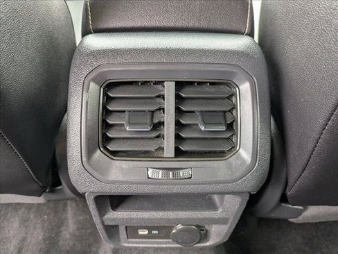 Used 2022 Volkswagen Tiguan SE FWD image 16