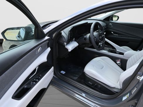 Certified 2025 Hyundai Elantra Limited FWD image 10
