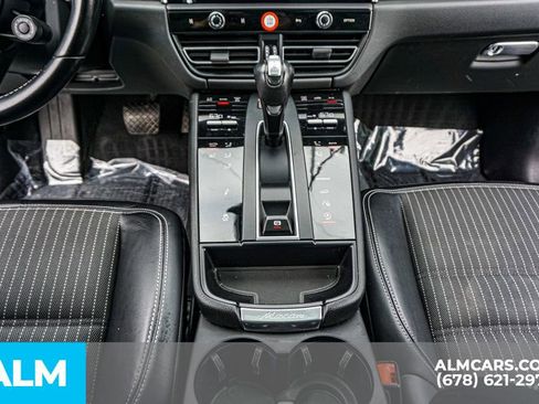 Used 2023 Porsche Macan Turbo image 40