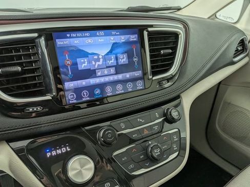 Used 2019 Chrysler Pacifica Limited image 23