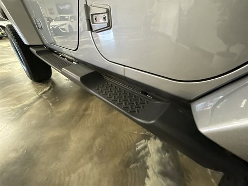 Used 2018 Jeep Wrangler Unlimited Sahara AWD/4WD image 14