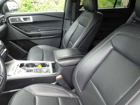 Used 2020 Ford Explorer XLT w/ Equipment Group 202A AWD/4WD image 16