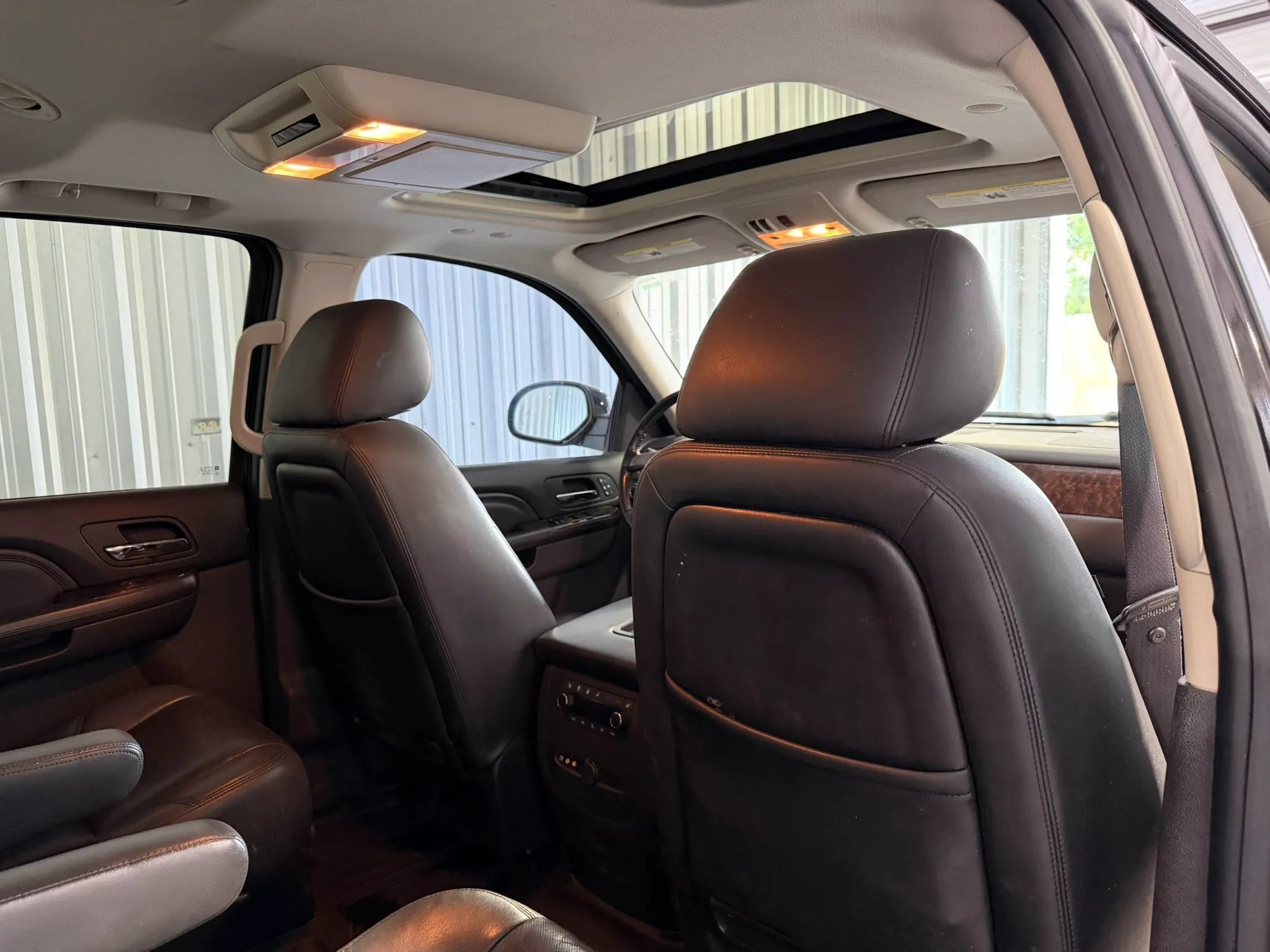 Used 2011 GMC Yukon Denali RWD image 28