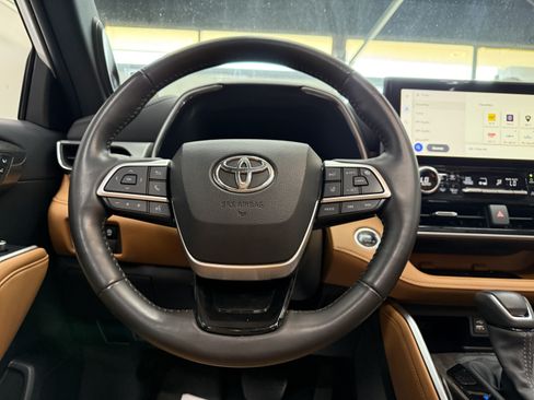 Used 2024 Toyota Highlander Platinum AWD/4WD image 13