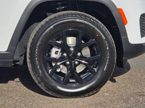 New 2025 Jeep Grand Cherokee Altitude image 30