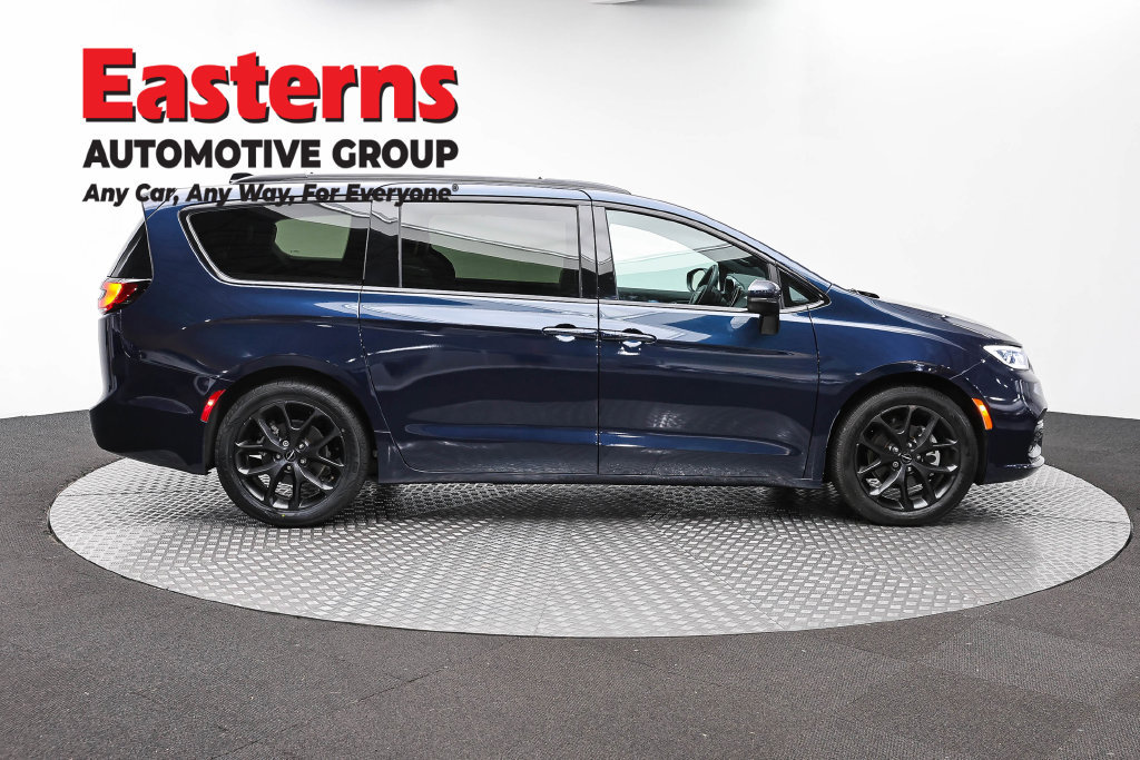 Used 2023 Chrysler Pacifica Touring-L w/ S Appearance Package FWD image 5