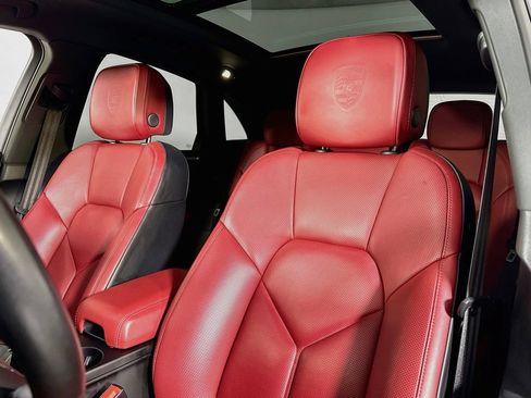 Certified 2024 Porsche Macan AWD/4WD image 5