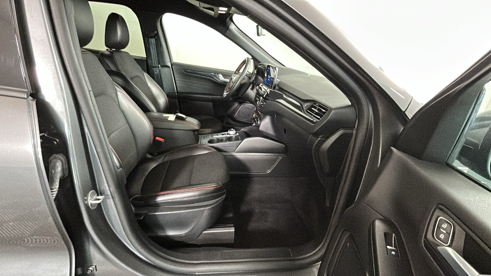 Used 2025 Ford Escape ST-Line Select AWD/4WD image 36