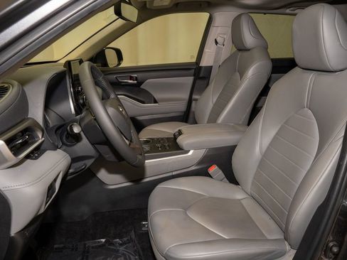 Certified 2023 Toyota Highlander XLE image 12
