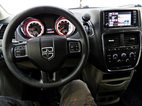 Used 2018 Dodge Grand Caravan SE w/ UConnect Hands-Free Group FWD image 16