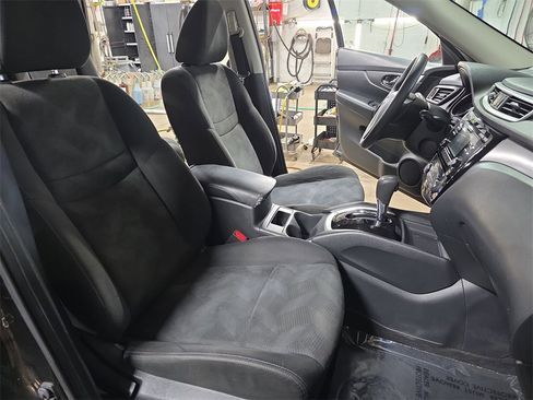 Used 2016 Nissan Rogue SV image 10