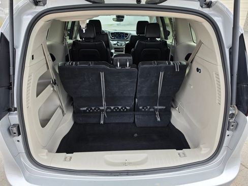Used 2024 Chrysler Pacifica Touring-L FWD image 16
