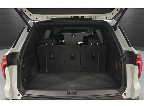 Used 2025 Chevrolet Traverse LT image 29