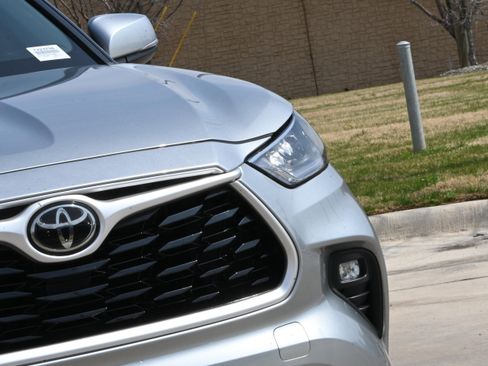 Used 2020 Toyota Highlander XLE image 7