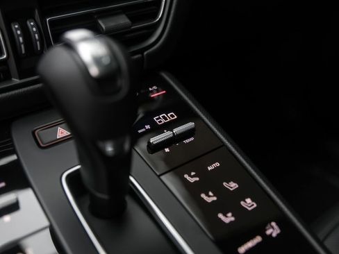 Certified 2025 Porsche Macan AWD/4WD image 26