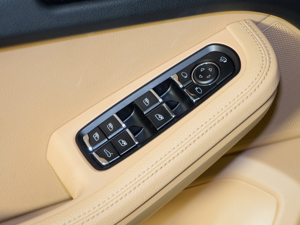 Certified 2024 Porsche Macan w/ Premium Plus Package AWD/4WD image 16