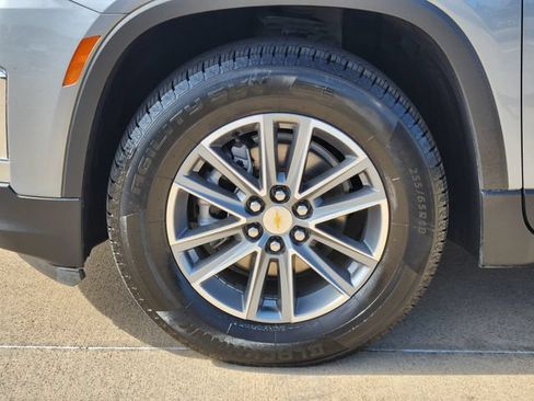 Used 2023 Chevrolet Traverse LT FWD image 17