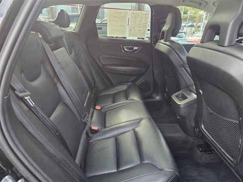 Used 2019 Volvo XC60 T6 Momentum w/ Advanced Package image 12