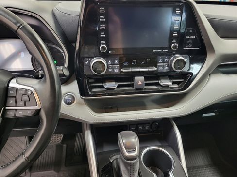 Used 2021 Toyota Highlander XLE AWD/4WD image 33