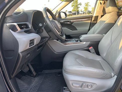 Used 2025 Toyota Highlander Platinum AWD/4WD image 24