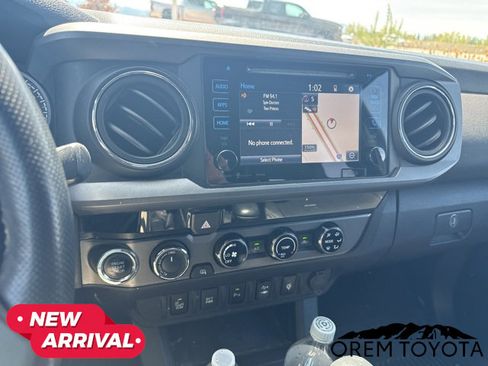Used 2018 Toyota Tacoma TRD Off-Road w/ Technology Package AWD/4WD image 18