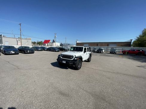 Used 2025 Jeep Wrangler Sport S image 16