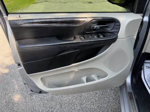 Used 2013 Chrysler Town & Country Touring image 39