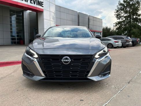 Used 2025 Nissan Altima 2.5 SV FWD image 3