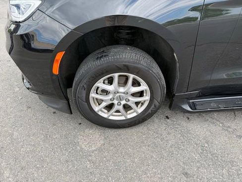 Used 2023 Chrysler Pacifica Touring-L FWD image 4