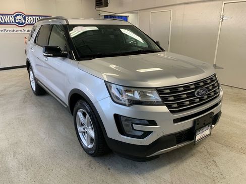 Used 2017 Ford Explorer XLT w/ Equipment Group 202A AWD/4WD image 11