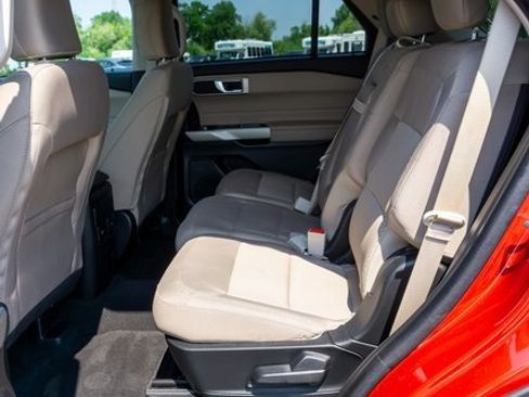 Used 2023 Ford Explorer XLT image 11