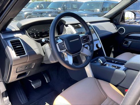 Used 2025 Land Rover Discovery Dynamic SE AWD/4WD image 14