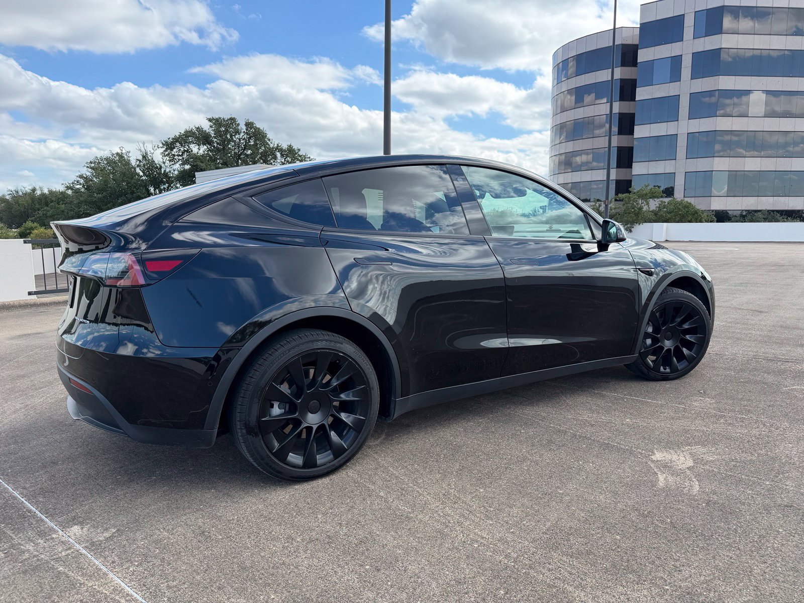 Used 2022 Tesla Model Y Long Range AWD/4WD image 2