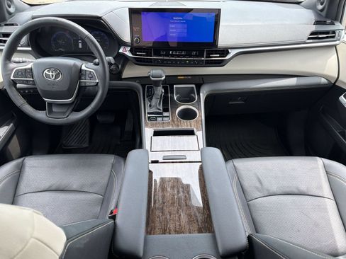 Used 2025 Toyota Sienna Platinum FWD image 16