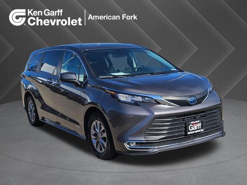 Used 2021 Toyota Sienna XLE AWD/4WD image 1