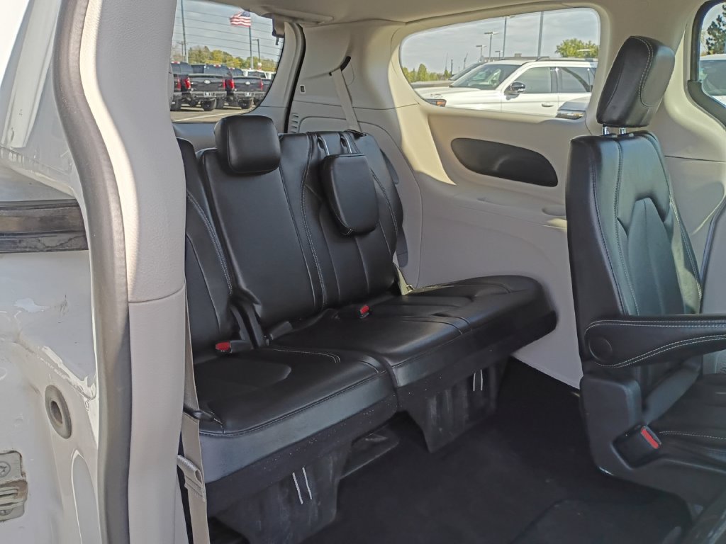 Used 2024 Chrysler Pacifica Touring-L FWD image 26